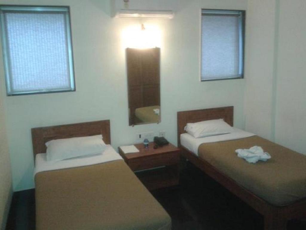 Hotel Q Deck Мумбаи Экстерьер фото