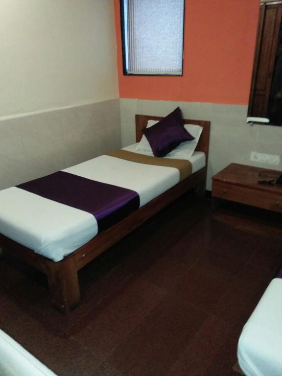 Hotel Q Deck Мумбаи Экстерьер фото