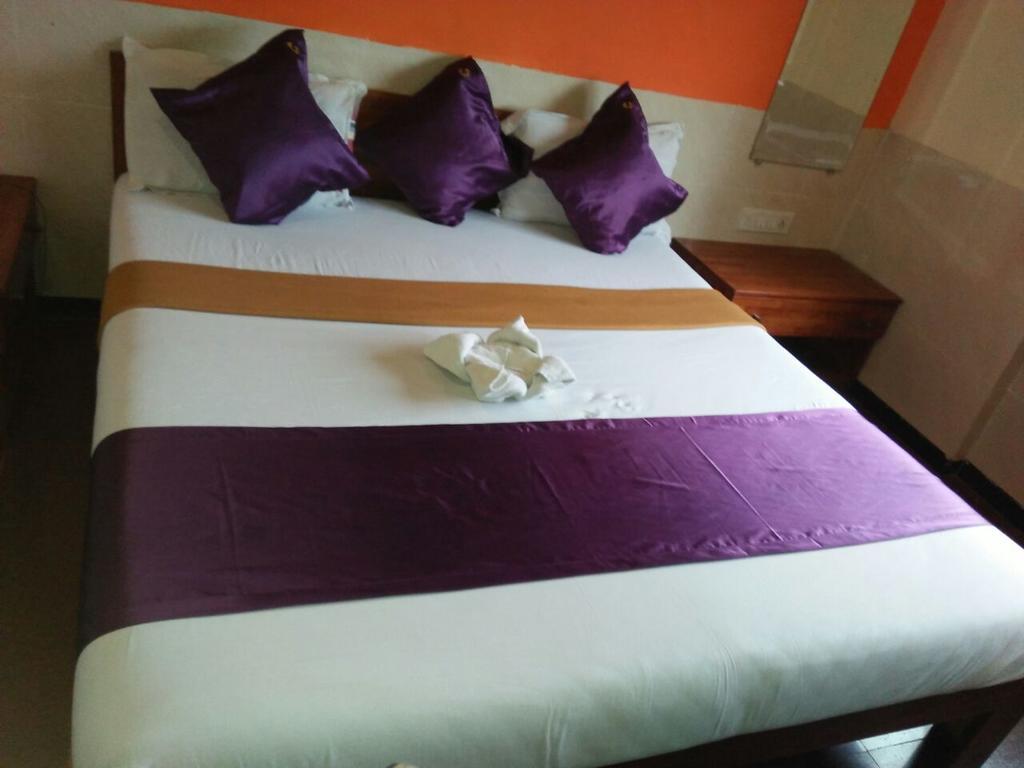 Hotel Q Deck Мумбаи Экстерьер фото
