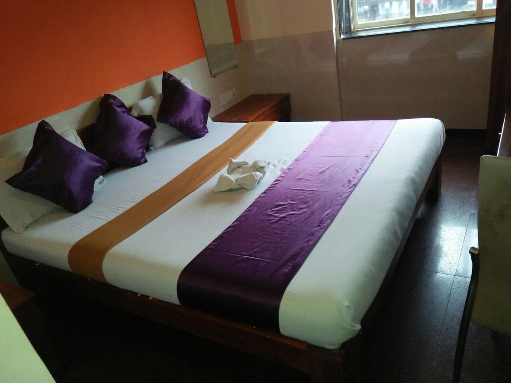Hotel Q Deck Мумбаи Экстерьер фото