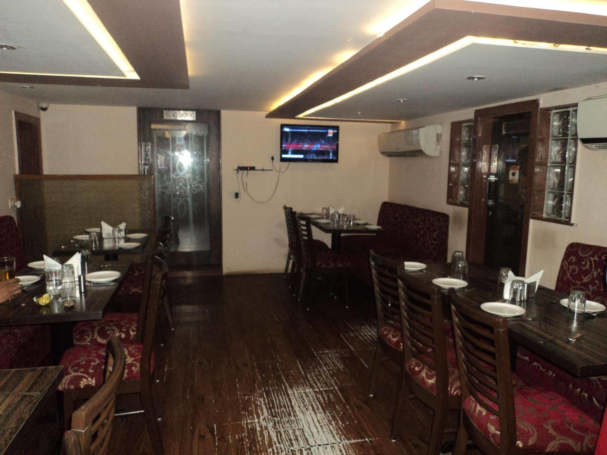 Hotel Q Deck Мумбаи Экстерьер фото