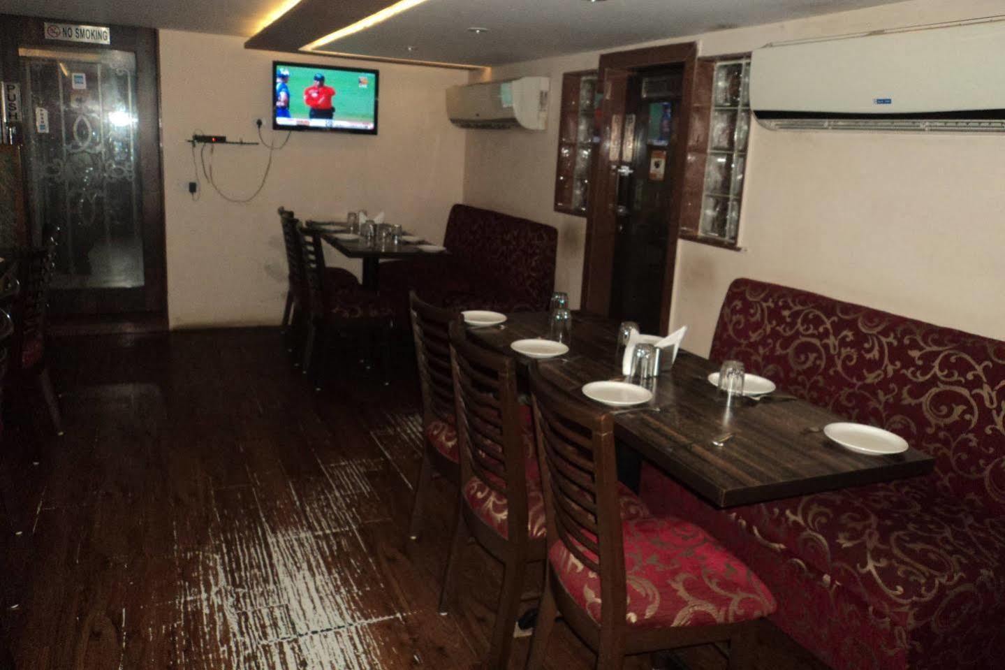 Hotel Q Deck Мумбаи Экстерьер фото